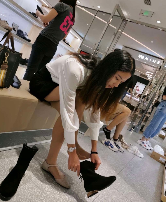 再也不和她出来逛街了，买双鞋真费劲
