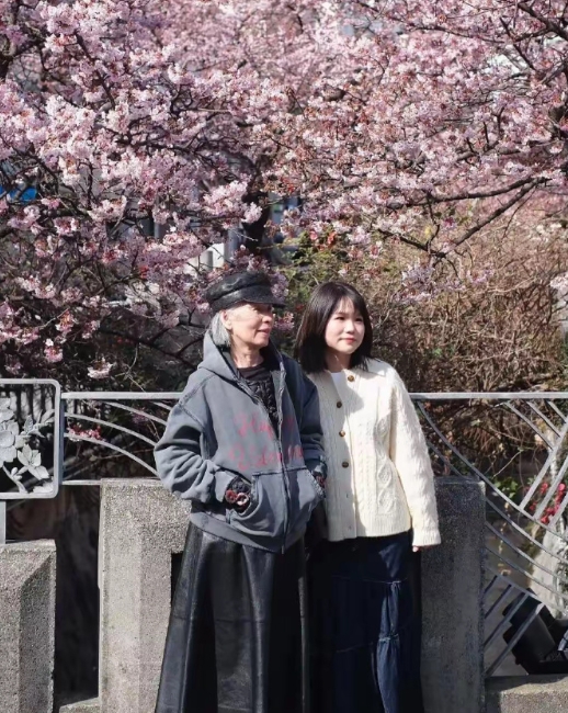 周杰伦的妈妈叶惠美在日本赏樱花被偶遇，老太太已经70多岁了，穿衣打扮还很潮，状态