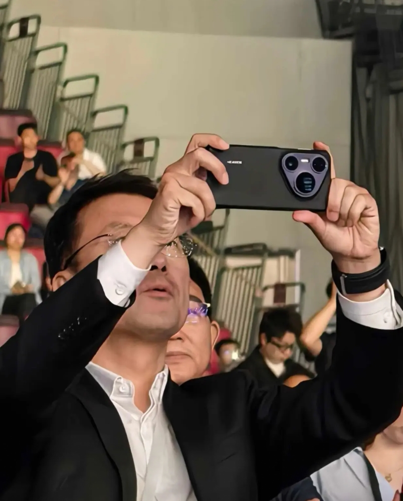 余承东可能万万没想到，自己爆料也就算了，坐飞机被人拍到三折叠、开车被人拍到睡觉，