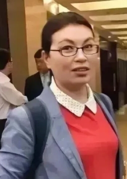 退休央视主持人风采依旧

偶遇退休央视主持人，真是难得一见！她留起了长发，戴着眼