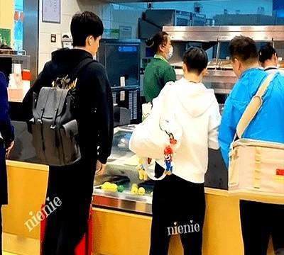分享德克士元年的高清视频，难得这么清楚。
突然想起来啊，有些事真不能强求！
比如