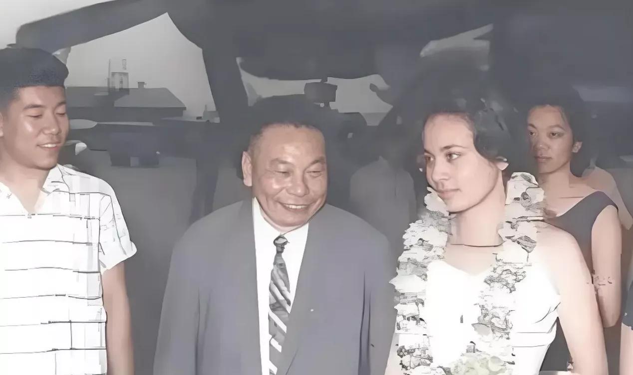 1960年5月，蒋孝章回来探亲，父亲蒋经国机场迎接，亲切交谈，笑容满面，笑容灿烂
