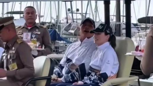 七旬泰王穿情侣装！一身撞色运动装和王后坐摆渡车上，休闲又舒适