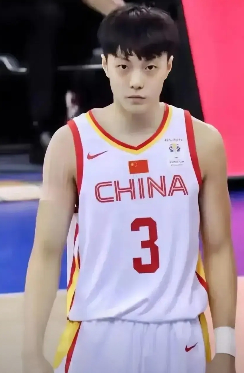 胡明轩为什么退化的这么严重？
胡明轩，广东男篮一哥，手拿顶新合同，中国国家队常客