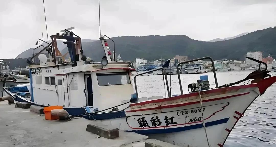 台湾好彩头6号渔船在中国海域捕鱼时被日本强行扣押。赖清德不敢吭声，怕得罪日本人，