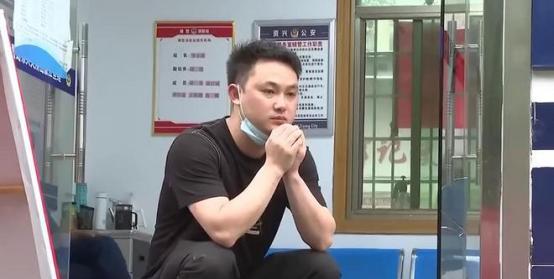 2019年，湖南一男子为躲20万的债务与妻子“假离婚”，净身出户外出打工，每月还