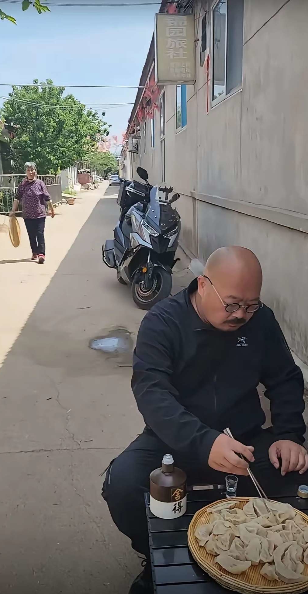 这不是刀郎，这是大郎，一瓶舍得七八佰，不差钱。喝着二郎的三碗不过岗，再拍个黄瓜，