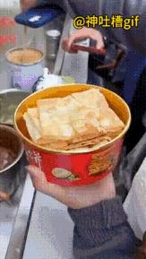 香蕉薄片的制作全过程：小哥把一个面团揉平，继续揉的更平，最后形成一个偌大的面皮，