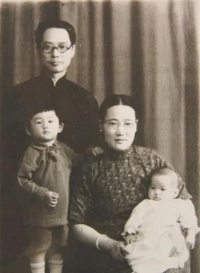 1937年，19岁“游泳皇后”杨秀琼结婚。她提出想避孕10年，丈夫爽快答应。不到