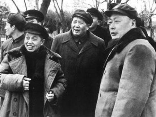 毛主席去玄武湖公园，陈毅为了安全，让干部家属充当游客