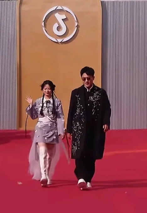 号外，1212家人们，饼哥力哥参加《很高兴认识你》，今天彩排，5月9日晚上19点