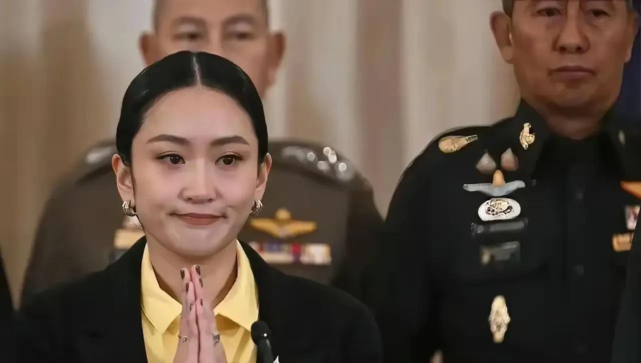 但，就是这么戏剧性，俩人的通话内容泄露了。
反观佩通坦，虽然政坛经验不足，但她情