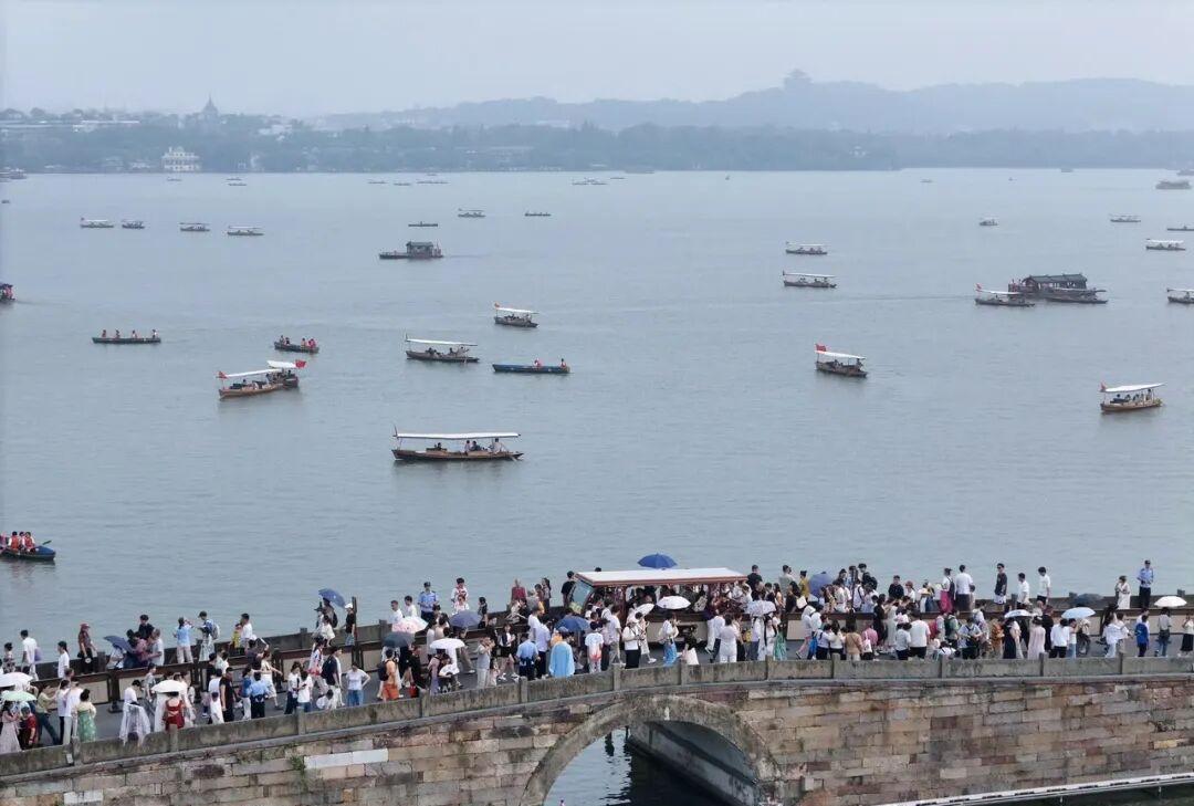 外地游客们，来杭州千万不要穿短袖，更不要穿毛衣！
因为杭州实在是太热了！
昨天西