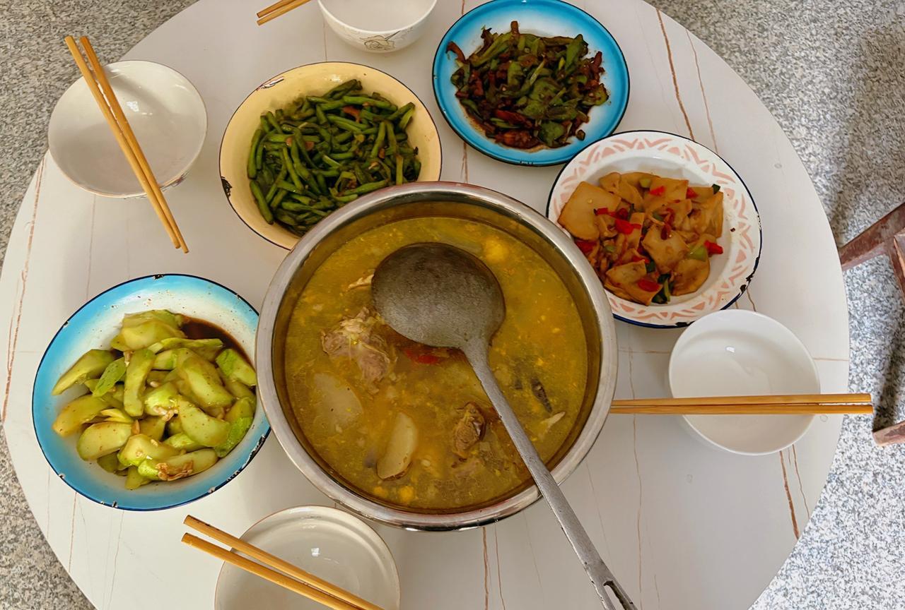 回老家一趟，就吃的这。
一只老母鸡，确实是家养的，本来应该原汁原味，结果婆婆加了