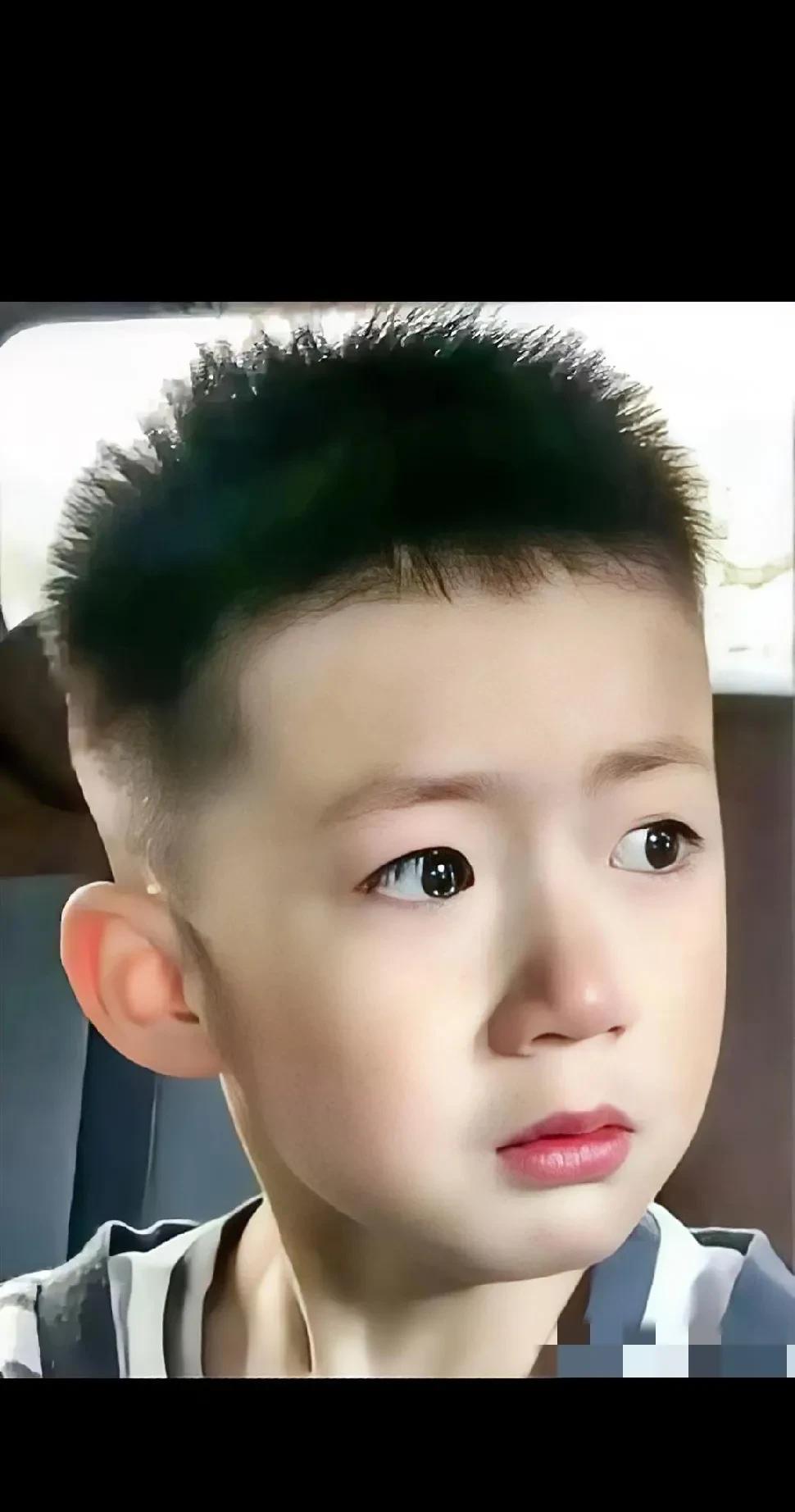 河南一个7岁小男孩，不幸被渐冻症找上。医生无奈表示，孩子可能很难活到10岁。妈妈
