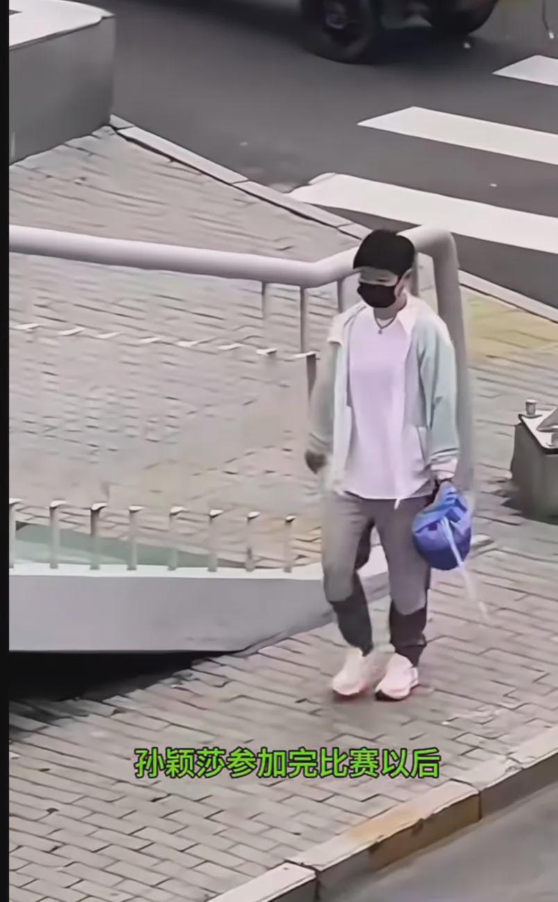 是的，如此简陋的居所，她捐赠的善款却能在北京购置一栋豪宅。这样的人，难道不值得我
