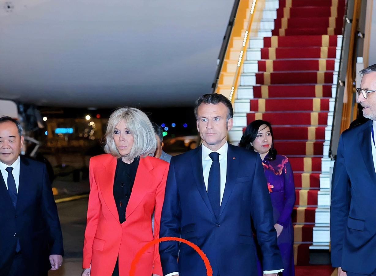 一片哗然！法国第一夫人把马克龙给打了！多家外媒在报道中称，法国总统马克龙携夫人布