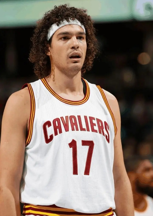 感觉现在小杨有当年詹皇骑士时期瓦莱乔的影子。
数据并不抢眼，但往往就是在场上能起