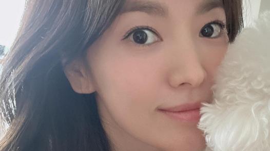 宋慧乔晒长发照片：长发飘飘好温柔，小清新风格很有邻家姐姐气质