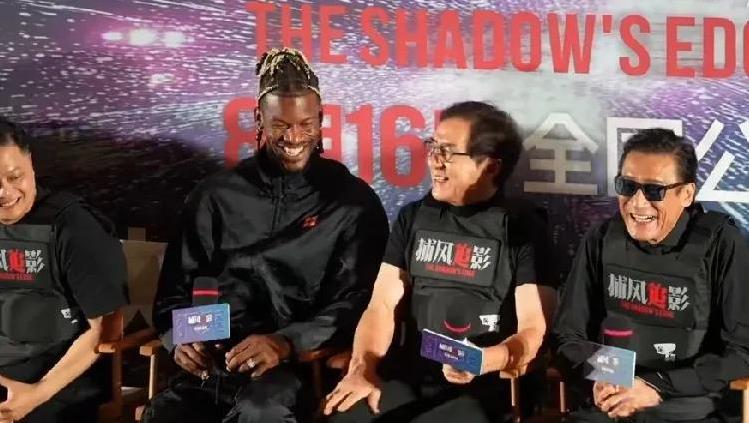 梦幻联动！巴特勒中国行，受邀来到了成龙大哥的新电影发布会！
巴特勒学了一句中文，