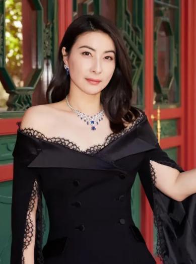 2012年，郭晶晶结婚时，郭父母退回1100万彩礼，和价值3亿的四合院。婚礼当天