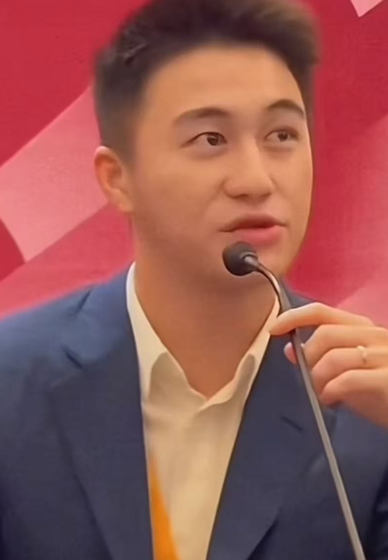 美国的关税打压之时，中国出现了一位厉害人物？

在美国频频对中国加税的大背景下，