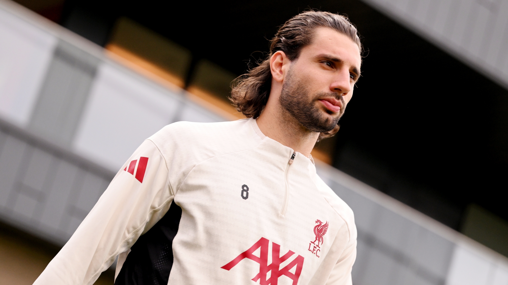 皇马与曼城正密切关注索博斯洛伊，利物浦对其合同状况及长期未来的担忧与日俱增。
索