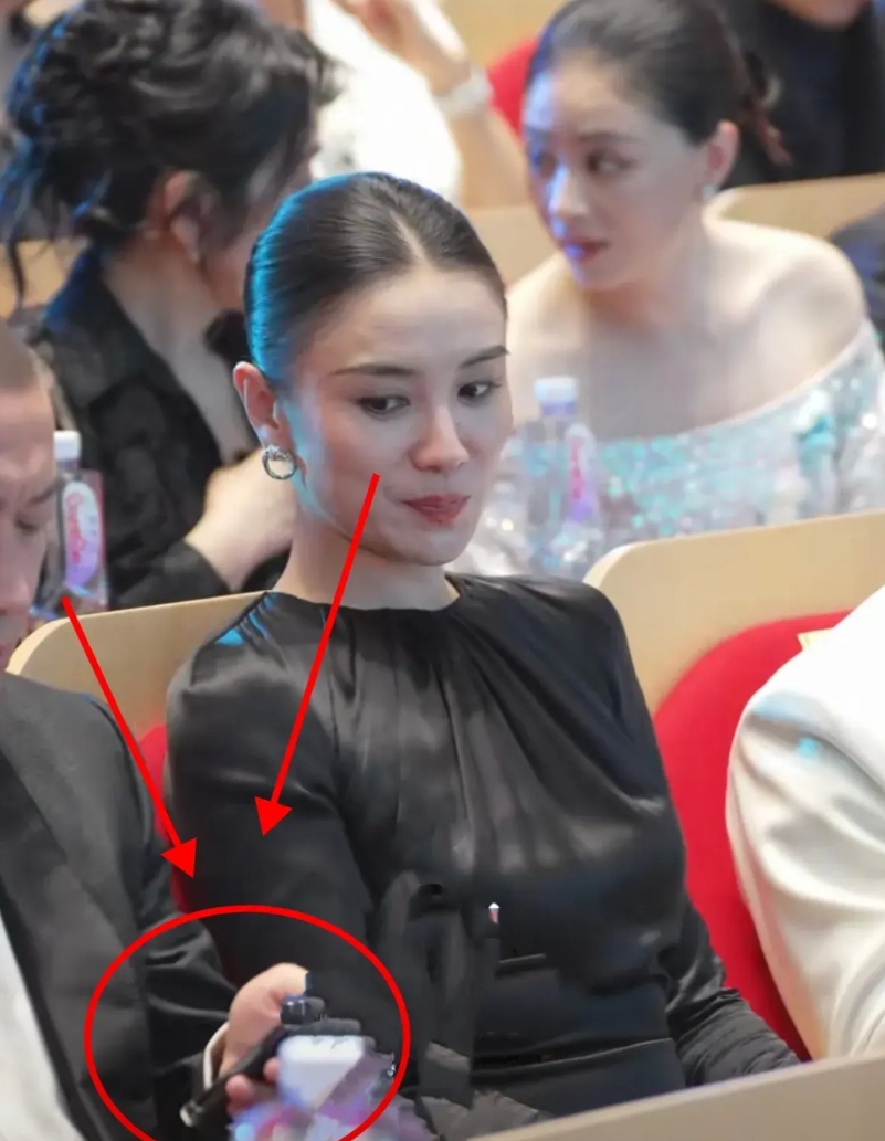 白玉兰颁奖典礼杨紫没获奖我不意外，蒋欣获奖我也不意外，意外的是宋佳好像在“偷看”