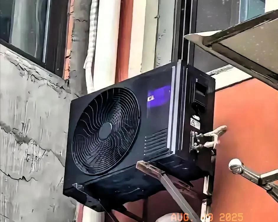 为什么空调外机，都是白色的？没见到，不等于不存在！
某个国产高端品牌的空调外机，