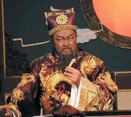 牛舌被割，牛还活着。农夫扯着缰绳站在县衙前，嘴唇发抖，不敢再往前迈半步。他不是来