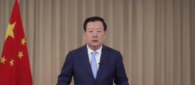 中国怒怼美国反击辱骂











美国骂我们是“乡巴佬”？这口气咽不下