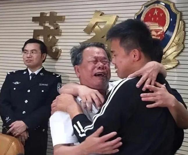 2004年，广东一名7岁的男孩被人贩子拐走了。13年后，在云南的一家大排档里，他