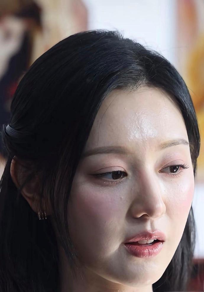 镜头会锐化，所以金智媛这皮肤已经非常非常好了，而且她的鼻翼脸颊甚至没什么毛孔。记