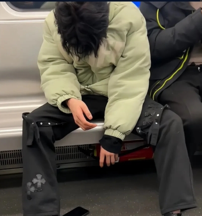 “无罪！”近日爆出江苏南京，男子的手机从口袋中掉出来却浑然不知，却刚好被经过的路