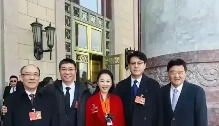 是谁又在考古“老干部”靳东？刷到这张超有纪念意义的合照，DNA狠狠动了！五位政协