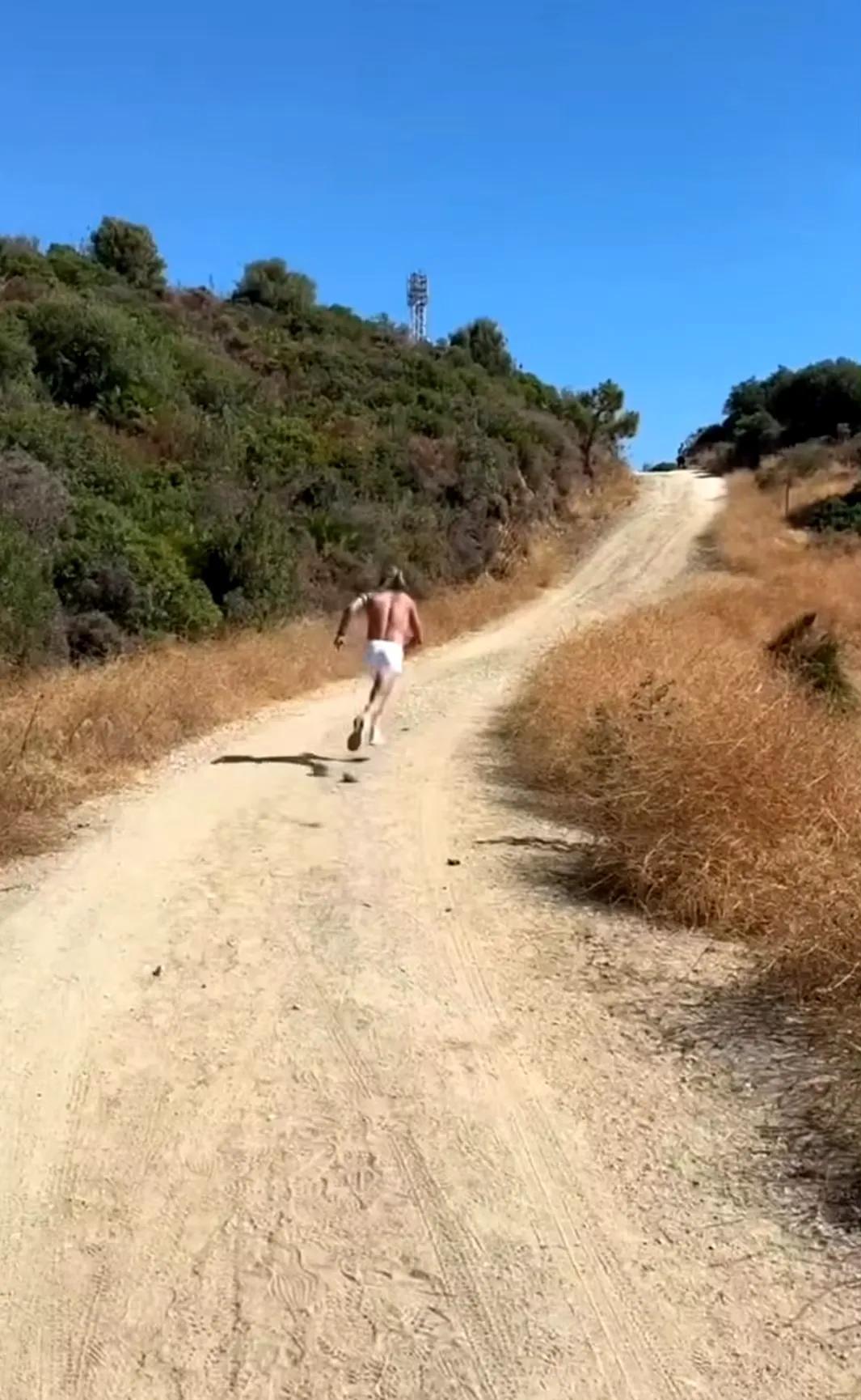 哈兰德在山区小路上疯狂锻炼身体，可见哈兰德是一名非常自律的球员，即使在假期他也不