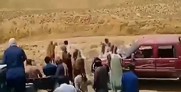 巴基斯坦年轻女子未经家人同意结婚，与新郎双双遭家族当众枪杀。



视频截图近日