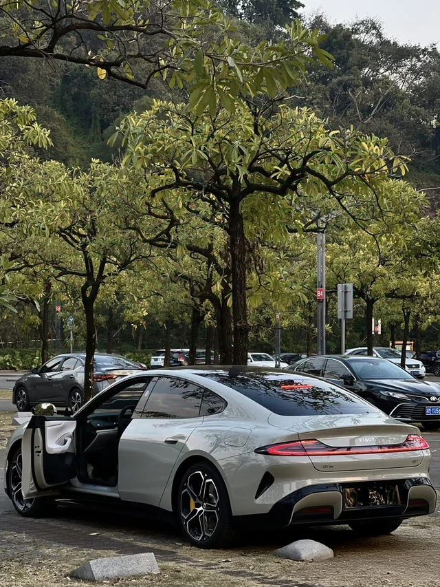 小米su7有点酷
优点我个人感受有以下：
1.好看，不管它是不是模仿了谁，作为一