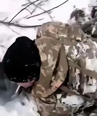 这是一张沉痛的照片，在俄罗斯的库尔斯克地区，这名受伤的乌军士兵被俘虏了。
他被反