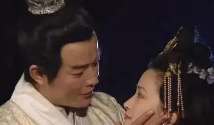 1116年，年过半百的周邦彦和18岁的李师师正搂在一起亲热，宋徽宗来了，周邦彦吓