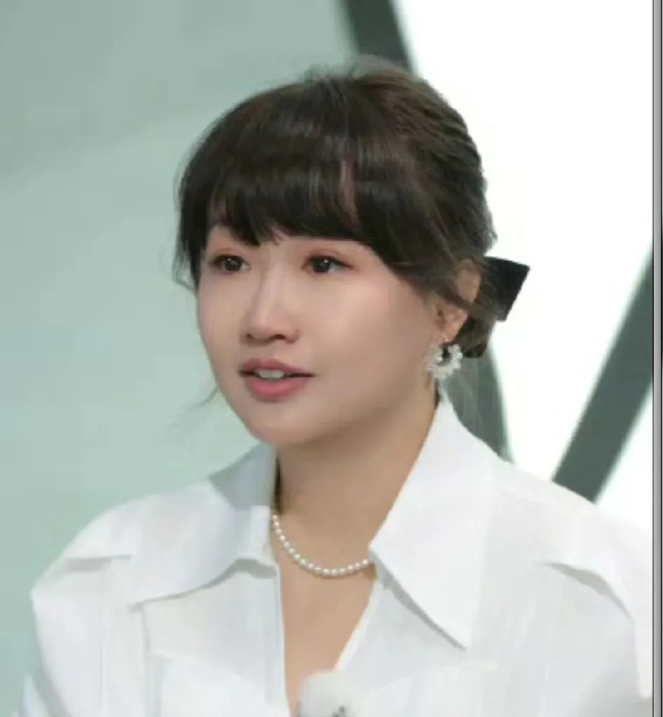 ?天啊！麦琳这是被逼到什么份上了？被网友骂到下不了床，现在出来道歉还被要求退网！
