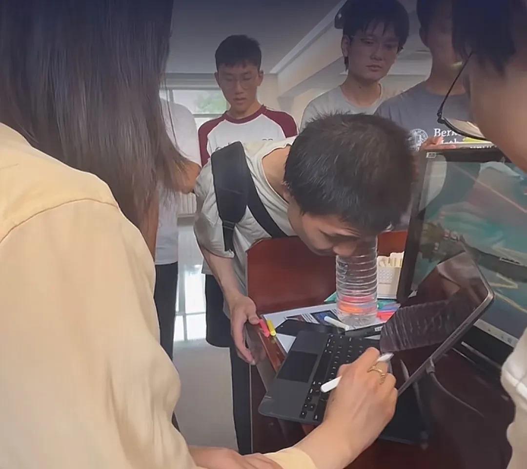 韦神上数学家王虹的课，完了后不是立马走了，而是到讲台处再请教问题，继续探讨学术。