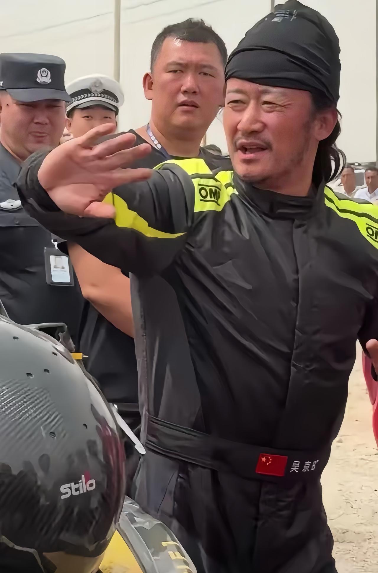 吴京现在留着长头发和络腮胡，感觉他是为了拍戏而留的。
自从吴京拍《战狼》系列大火