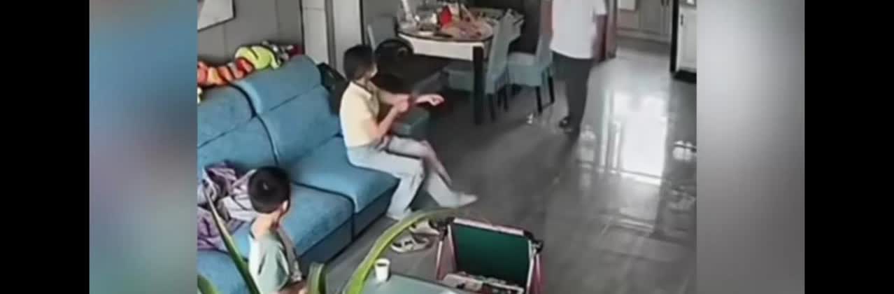 最近爆火的“女子拿菜刀逼迫丈夫离婚”后续来了，原因是女子早就出轨了，那个男人也实