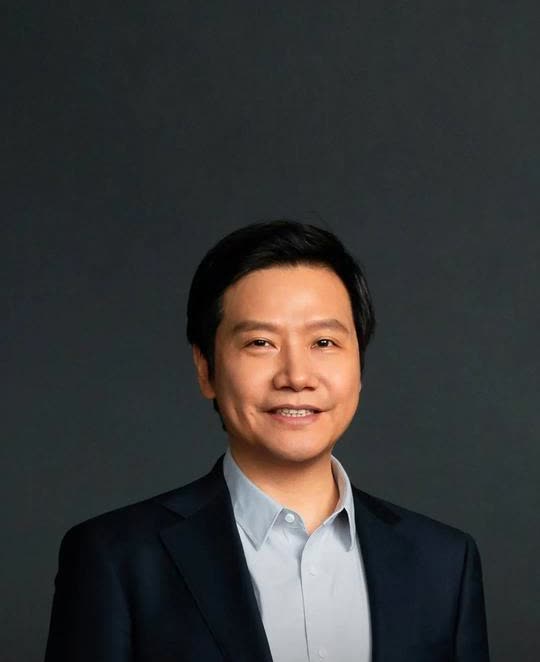 热点点评:近期小米汽车碰撞起火事件后。小米科技董事雷军第一时间出面回应:你们的批