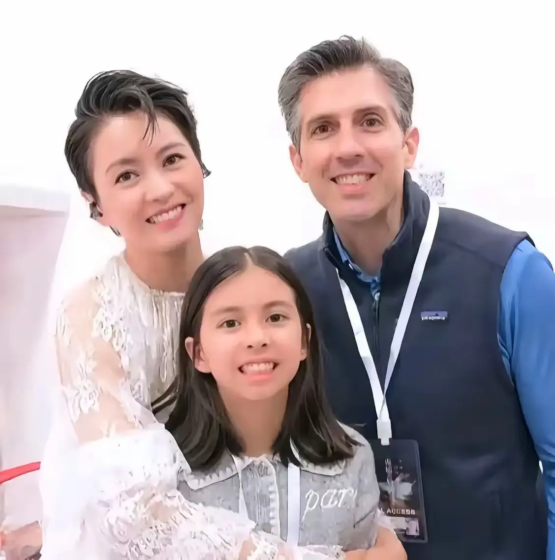 梁咏琪女儿长得一点都不像她，更像她西班牙老公Sergio，简直堪称翻版。
