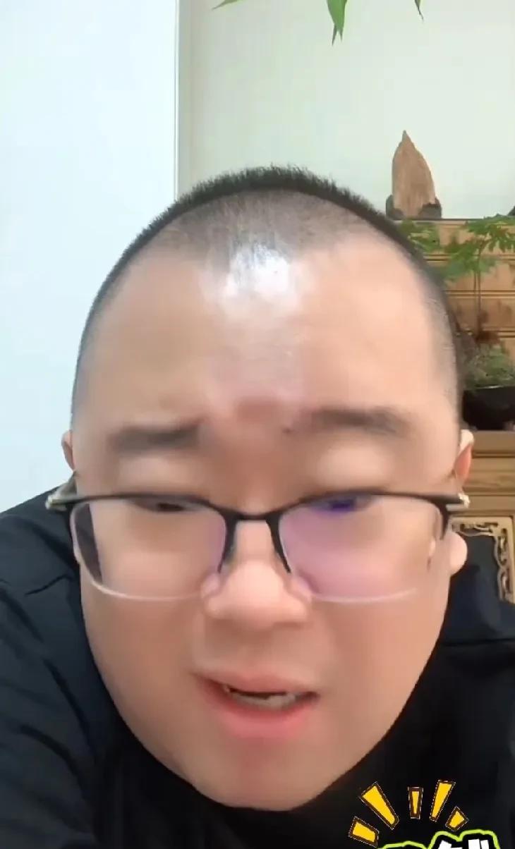 万没想到离开德云社的戴九安竟然给高峰说好话，有人说高峰的相声效果差，就会打板儿，
