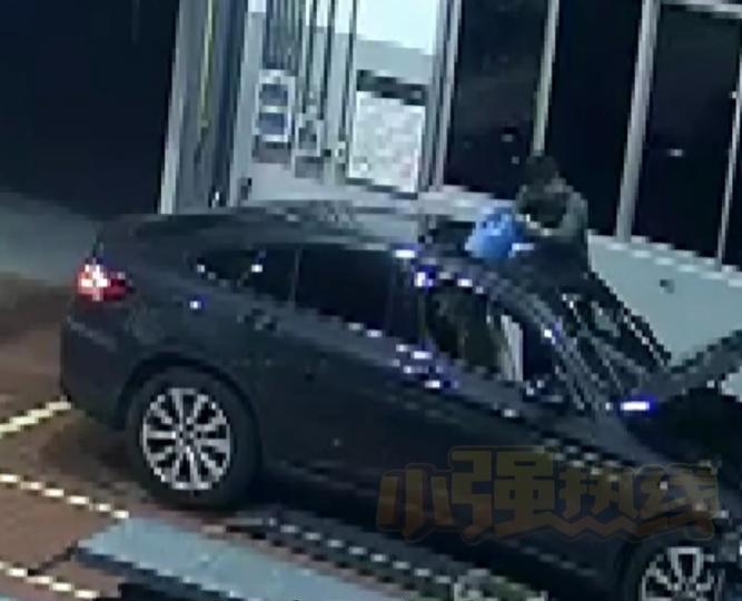 江苏男子开奔驰去4S店保养，不料第二天被告知车内有积水，需要5900元维修。男子