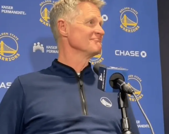 NBA常规赛，勇士以124-106战胜鹈鹕。
本场比赛的第二节，德雷蒙德-格林与