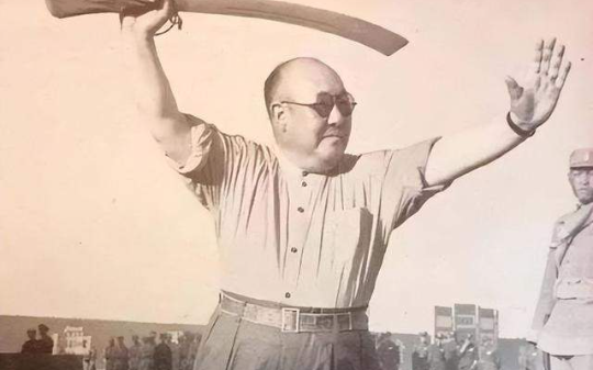 400斤“宁夏王”马鸿逵，带着7.5吨黄金逃美国，晚年为何悲惨养马